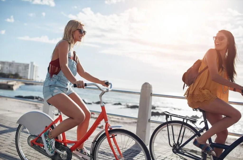 duas-meninas-andando-de-bicicleta-beira-praia