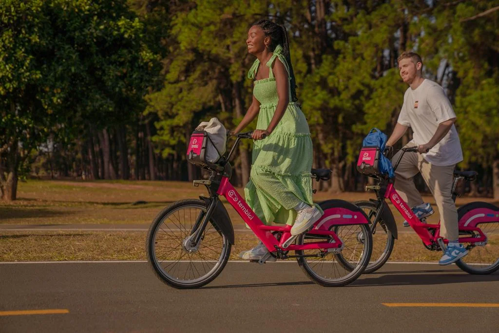 mulher andando de bike em um parque