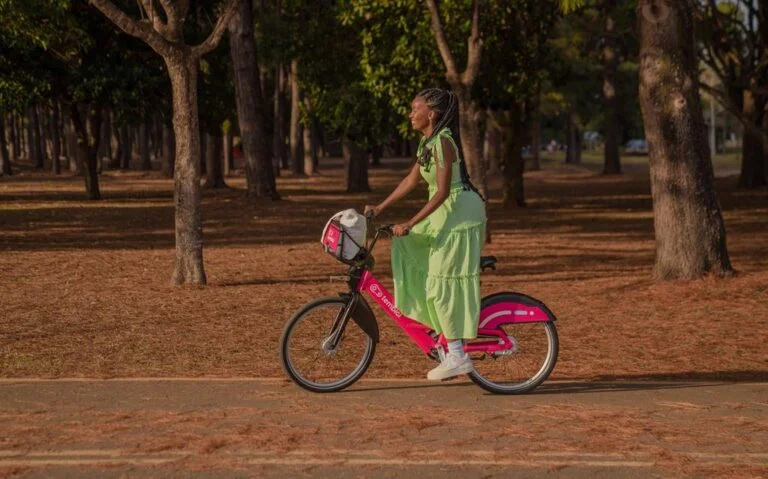 mulher andando de bike no parque