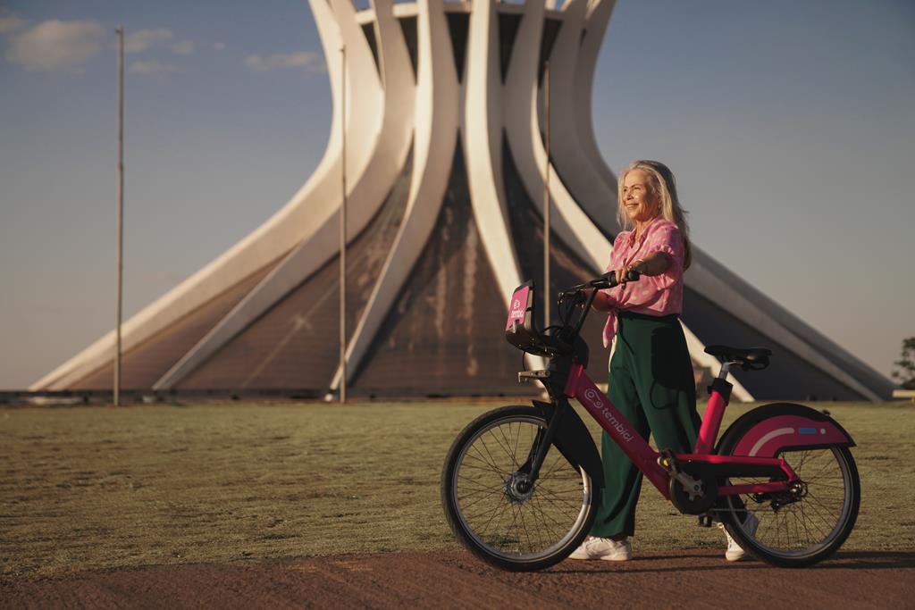 mulher andando com bike da Tembici em Brasilia.