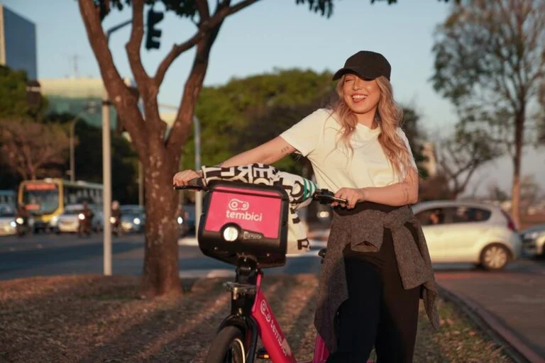 mulher andando com bike da Tembici na ciclovia de Brasília.