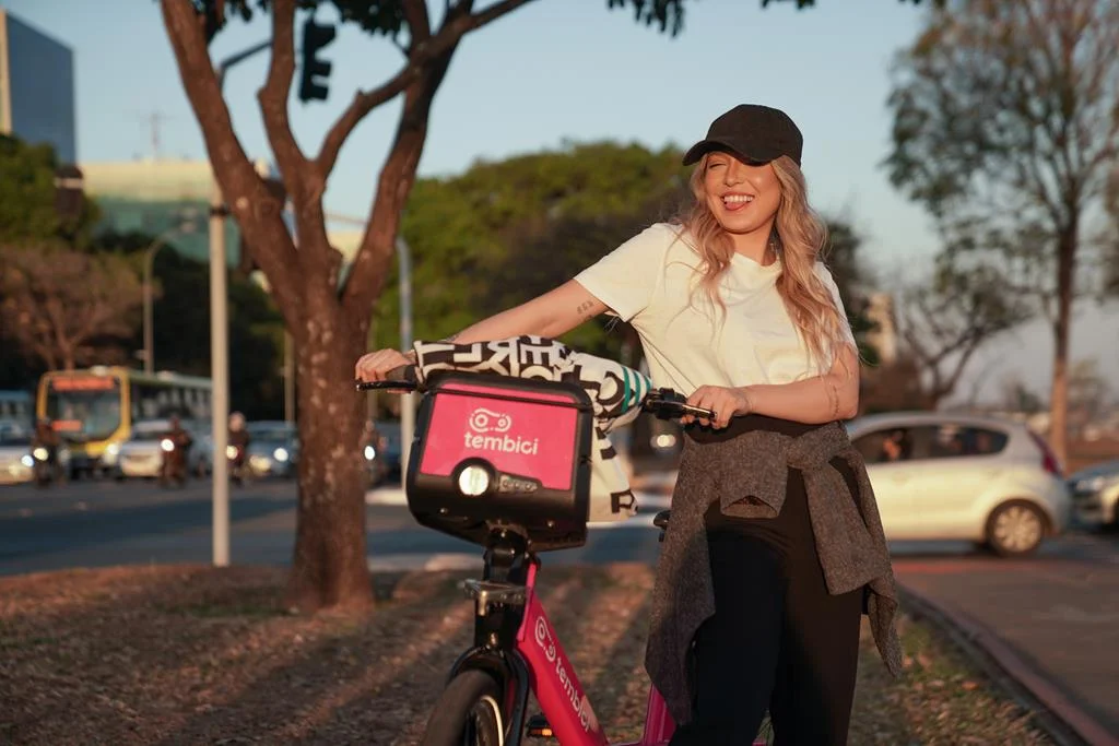 mulher andando com bike da Tembici na ciclovia de Brasília.