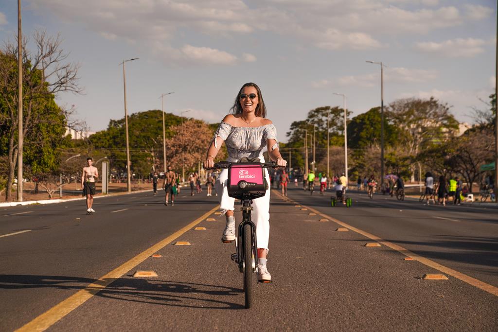 mulher andando de bicicleta