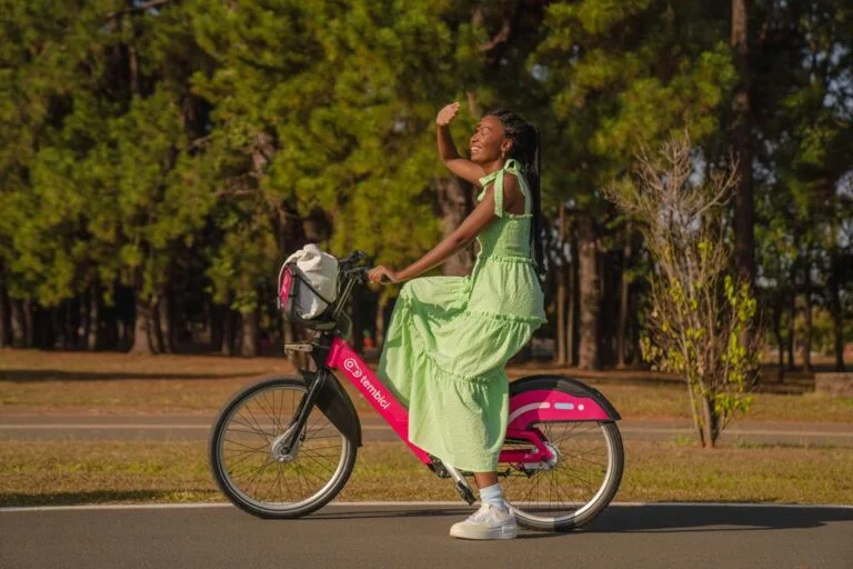 mulher andando com a bike da Tembici em Brasília.