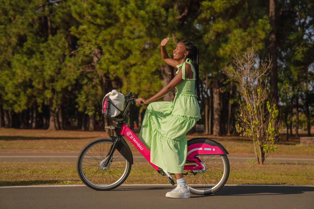 mulher andando com a bike da Tembici em Brasília. 