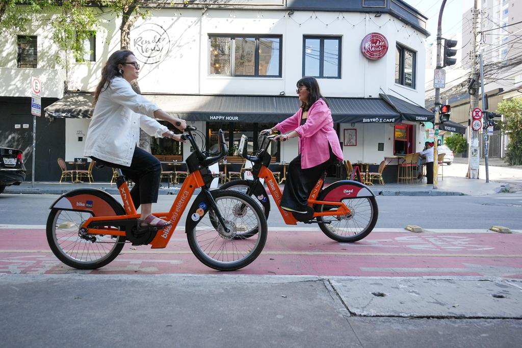 duas mulheres utilizando bicicleta elétrica  da tembici