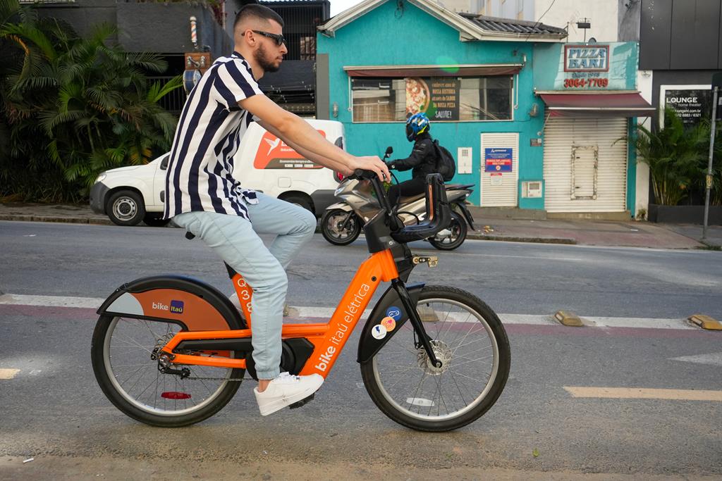 jovem andando de bike