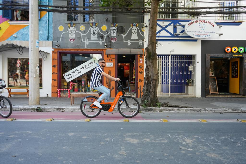 homem na ciclofaixa em sp, com uma das bikes da tembici