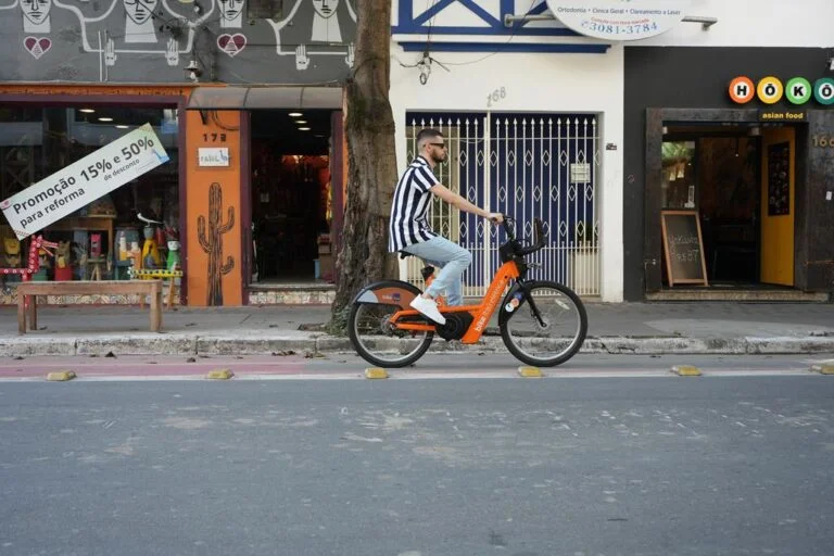 jovem andando de bike da tembici