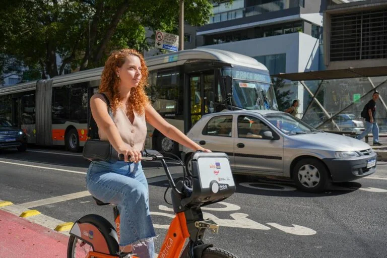 bike itau ao lado de trânsito na cidade de são paulo