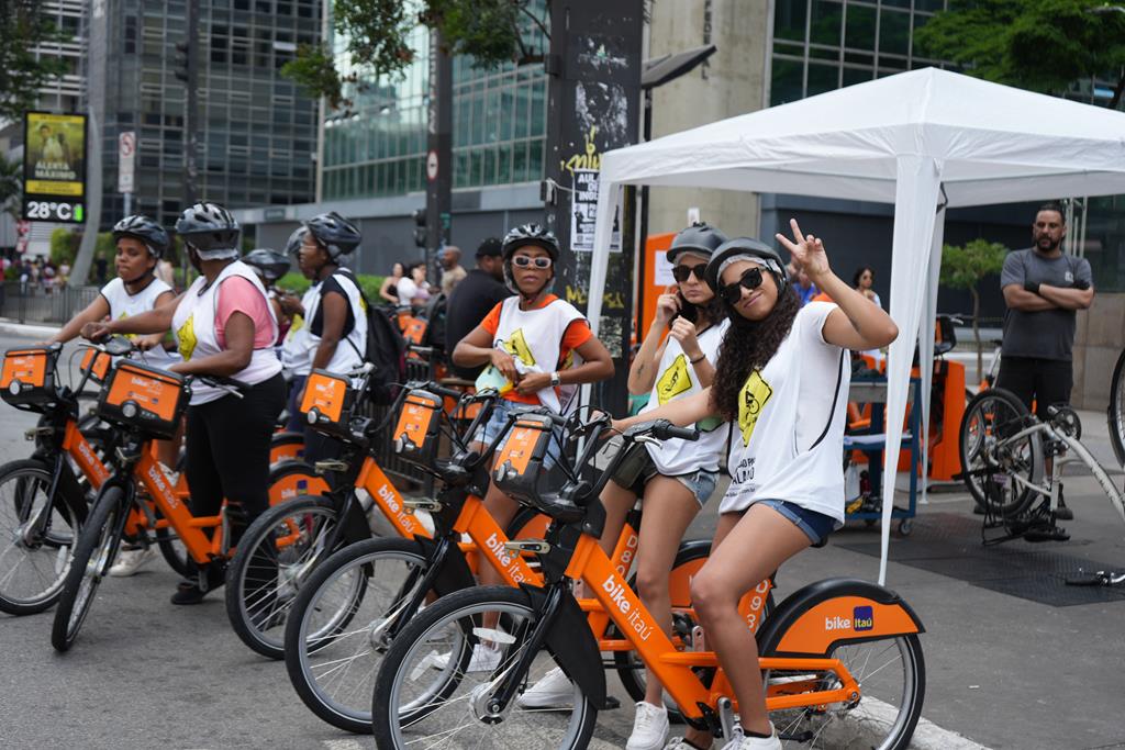 garotas posando para foto, em bikes alugadas da tembici. Utilizando equipamentos de proteção conforme mandam as normas para pedalar em áreas urbanas
