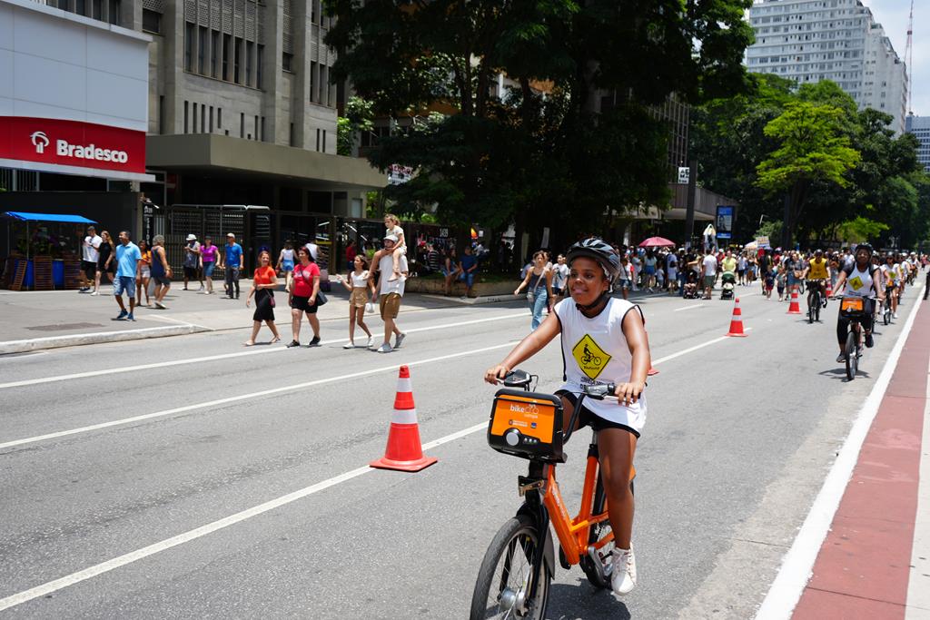 Pessoas andando de bike da Tembici em um dos principais pontos turísticos de SP, a Avenida Paulista.