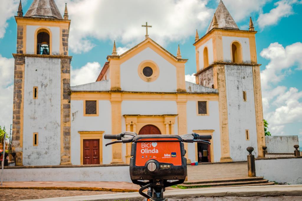 bike da Tembici em Pernambuco em frente a igreja histórica. 