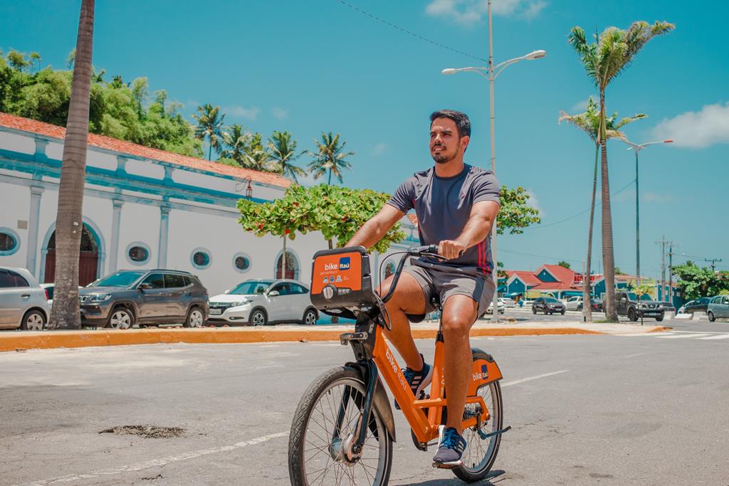 jovem andando com a bike da Tembici em Pernambuco.