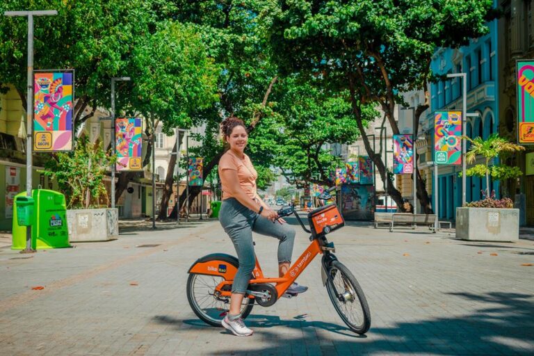 mulher com a bike tembici em pernambuco.