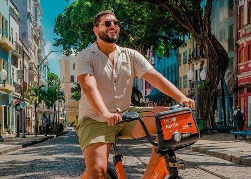 homem andando com a bike da tembici em recife