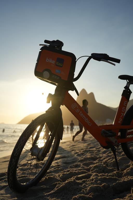 bike do Itaú estacionada na praia do Rio de Janeiro.