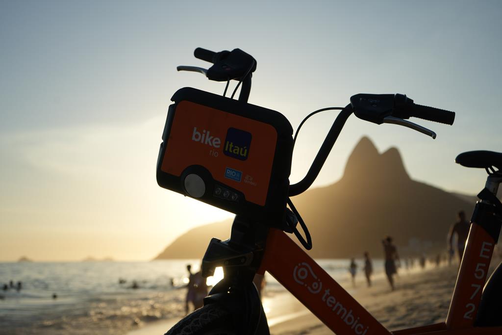 bike Tembici na praia de Copacabana no Rio de Janeiro.