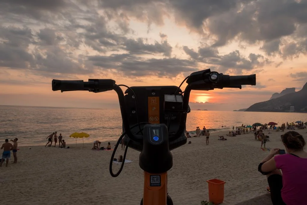 vista do por do sol na praia do rio de janeiro