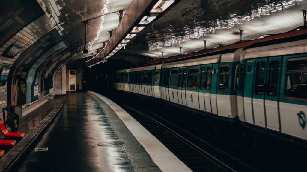 estação de metro vazia