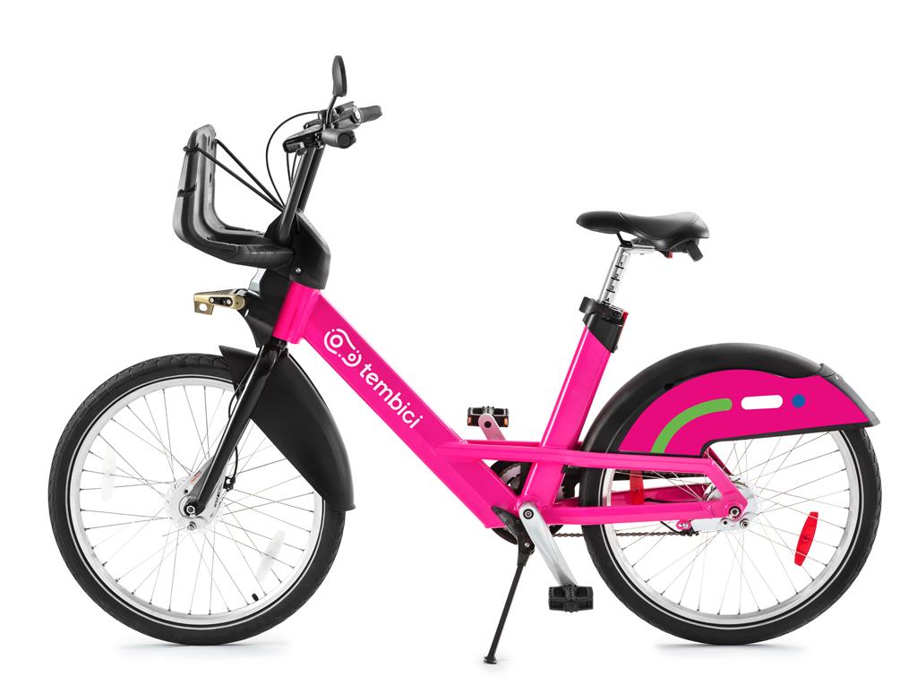 Bicicleta da Tembici cor de rosa, com todos os equipamentos de sinalização e segurança instalados