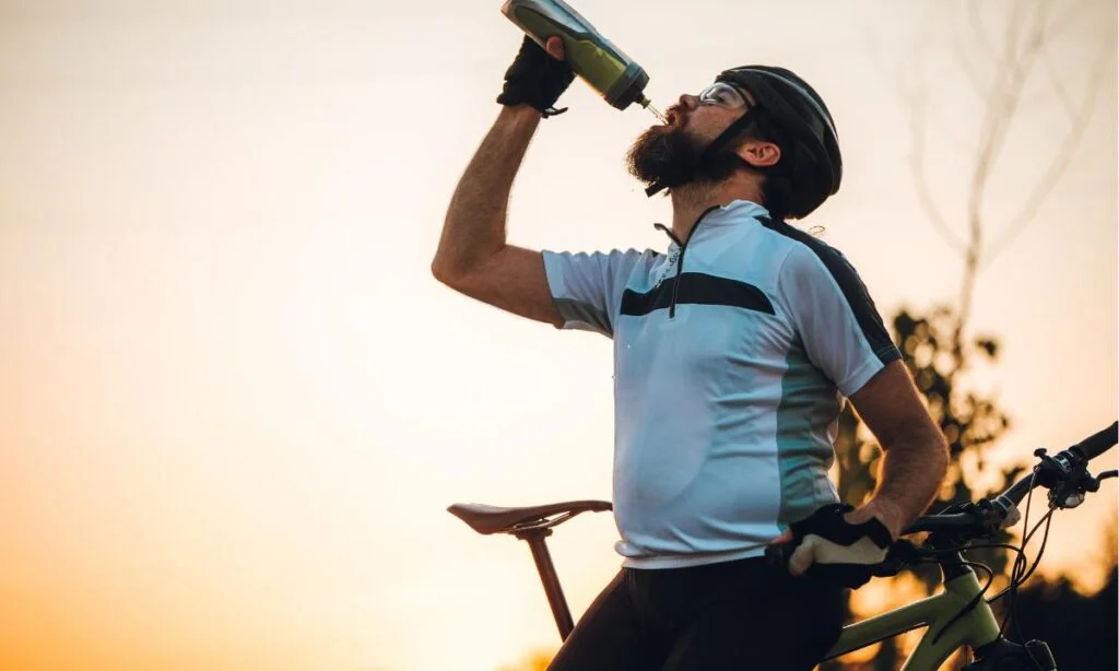 ciclista bebendo água