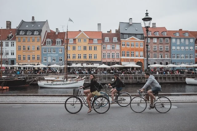 pessoas andando de bicicleta em Copenhague na Dinamarca