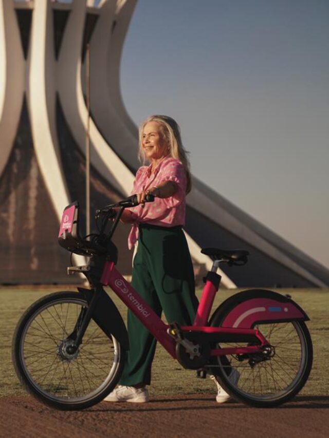 mulher andando com bike da Tembici em Brasilia.