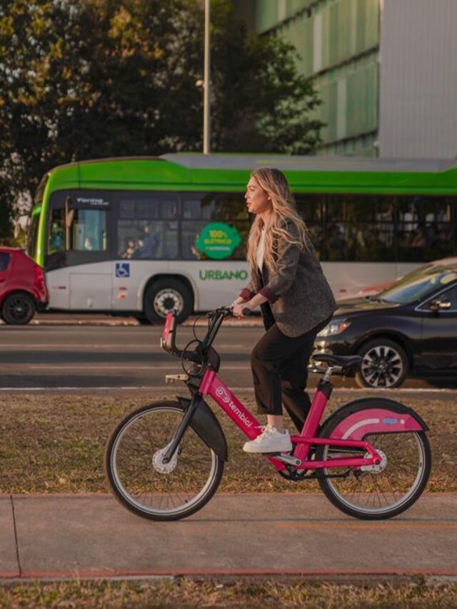 bike Tembici pelas ruas de Brasília.