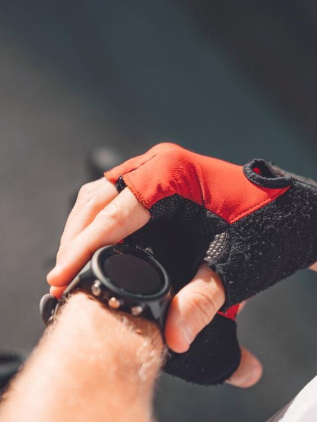 homem mexendo no relogio em seu pulso antes de pedalar