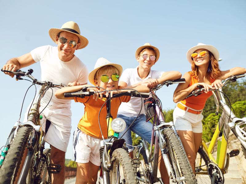família com suas bicicletas, indo pedalar 30 minutos