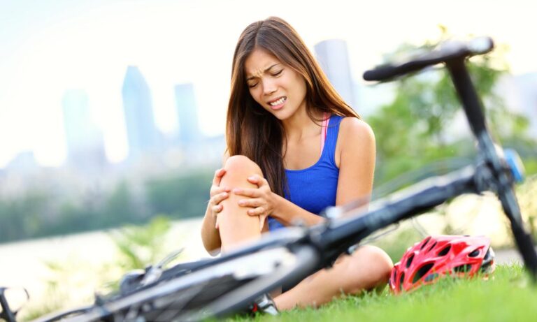 Dor no joelho ao pedalar: saiba as causas e como preveni-las
