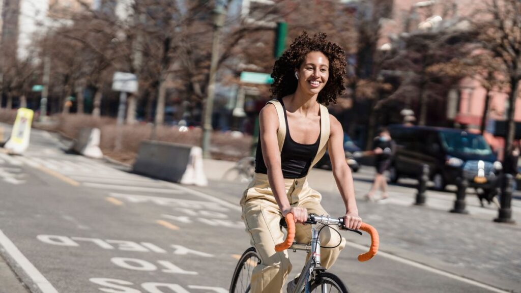 mulher andando em uma bicicleta modelo speed numa ciclovia