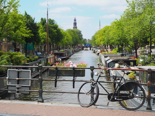 bicicleta estacionada em porte sobre rio na Holanda
