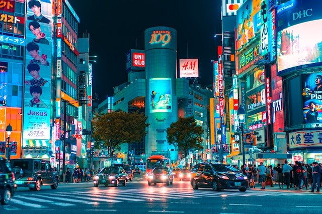 veiculos passando pelo centro de Tóquio no Japão.