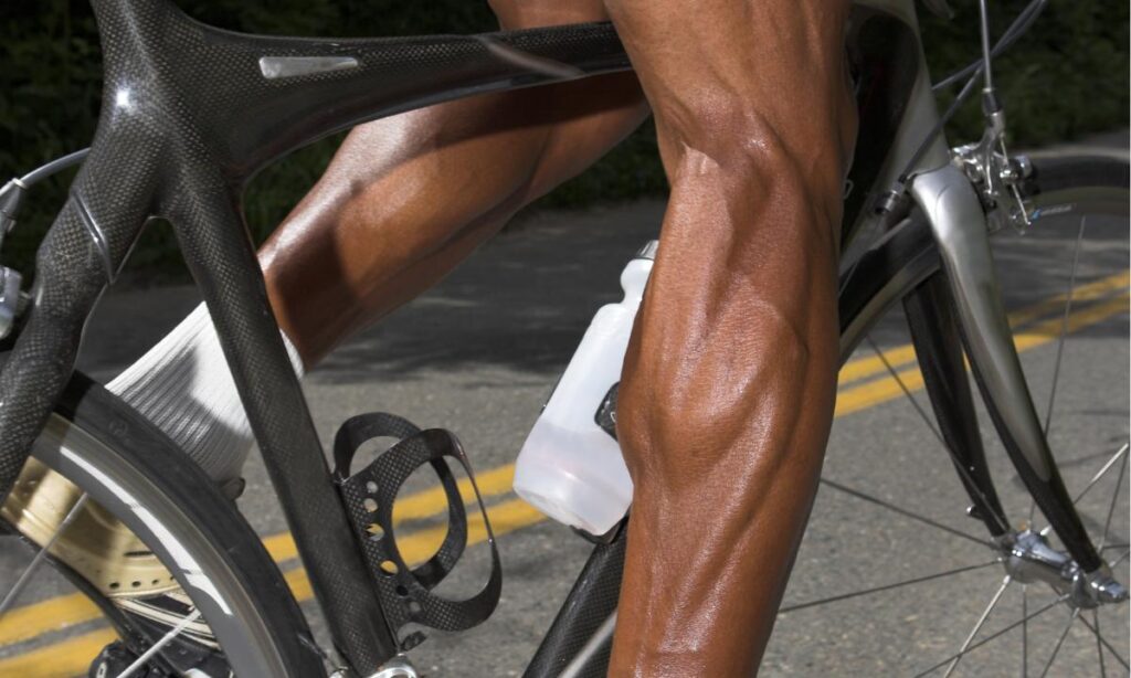 imagem dos musculos tonificados de um ciclista, um dos benefícios de pedalar