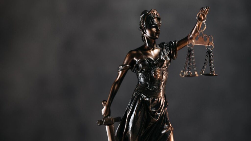 estatua de lady justice ou Justitia que representa a justiça.