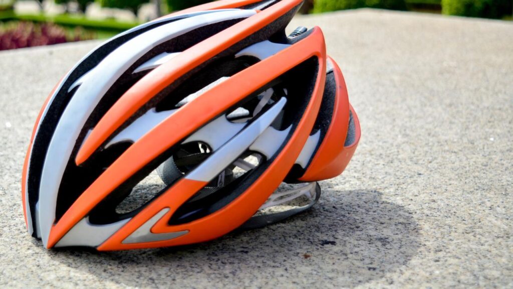 capacete para andar de bike, com ventilação e demais itens de segurança e conforto para o ciclista