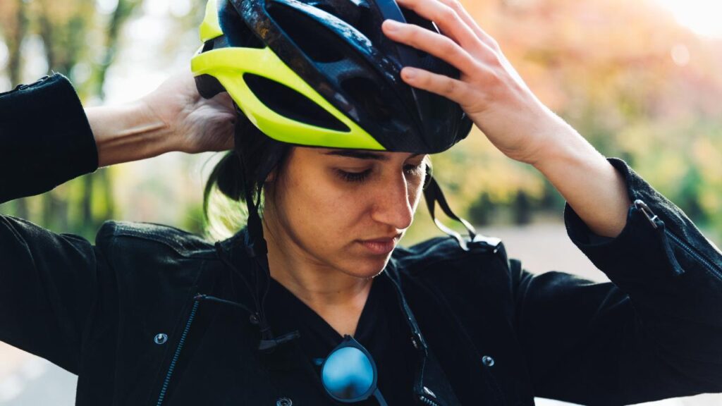 mulher vestindo capacete de bicileta colorido