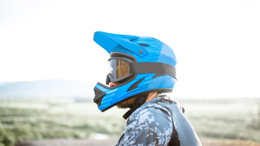 ciclista utilizando capacete full race, inclusive com óculos de proteção