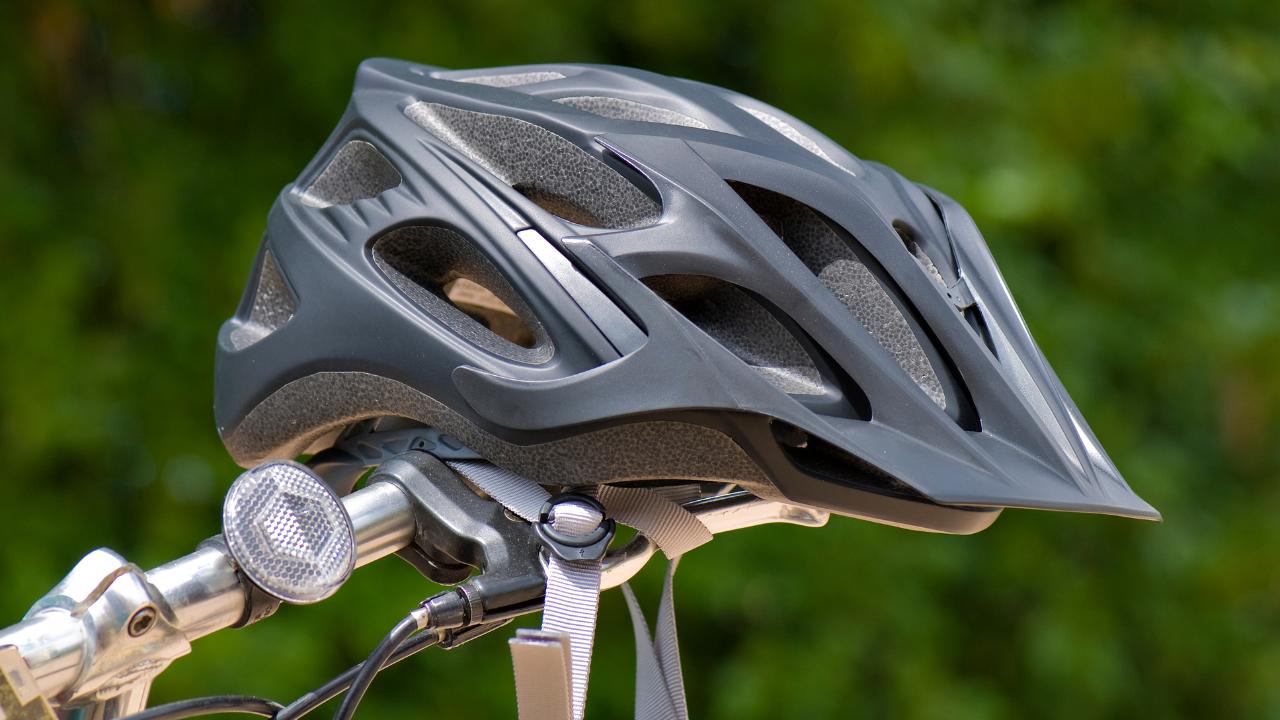 capacete de bicicleta sobre o guidão de uma bike