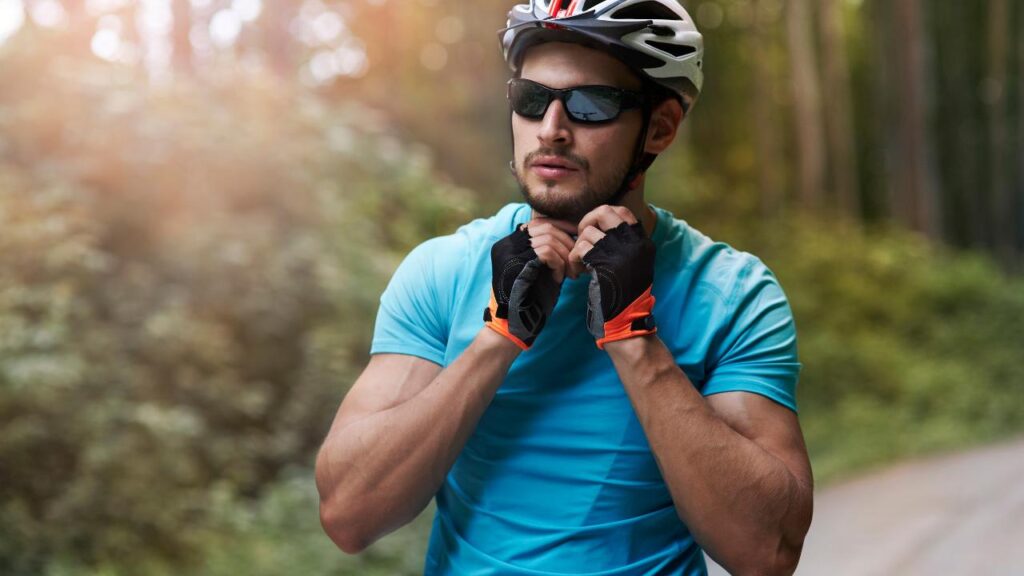 ciclista com seus equipamentos, luvas, óculos e capacete