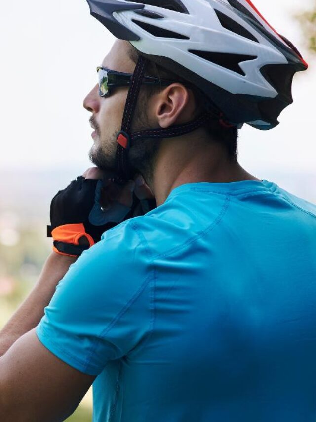 homem colocando capacete para andar de bike e uma bela paisagem ao fundo