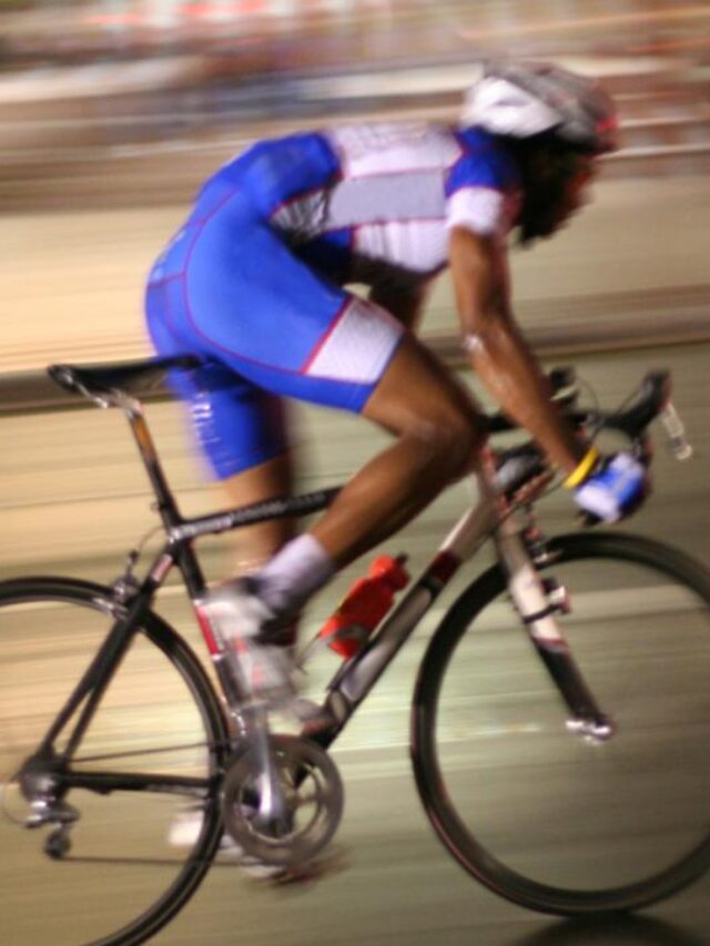 ciclista com sua baike, indo pedalar à noite