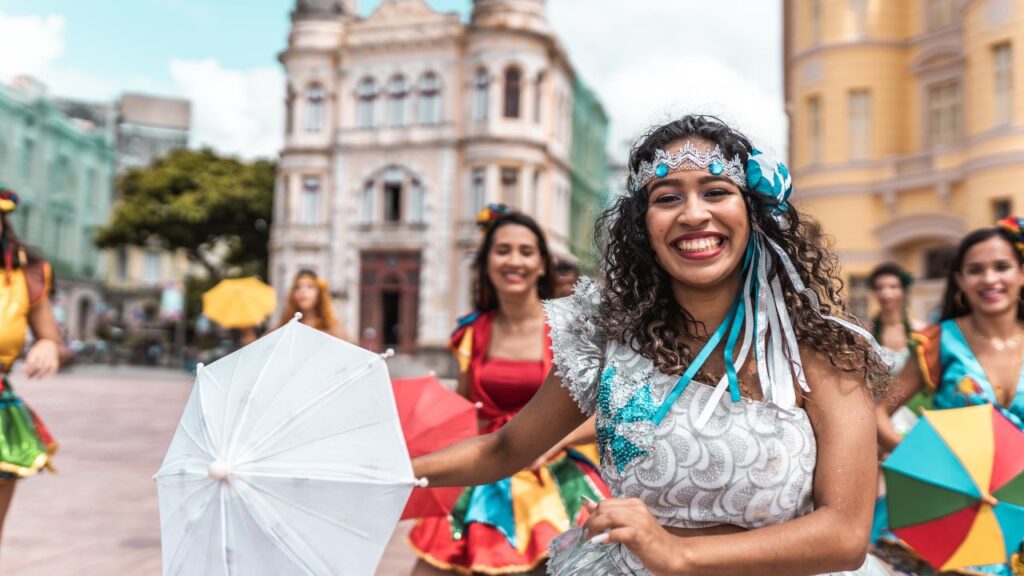 mulheres festejando no marco zero em recife