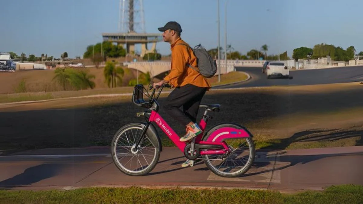 homem andando de bike da tembici