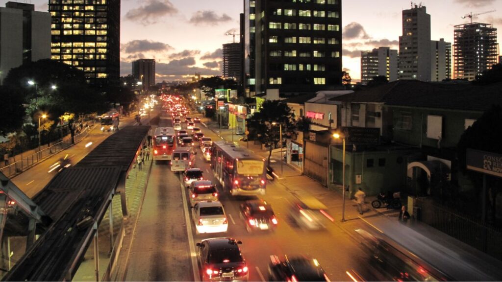 congestionamento em rua de São Paulo com vários carros e ônibus.
