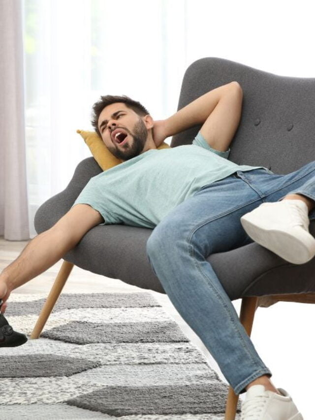 homem deitado em um sofa, cansado enquanto joga video game