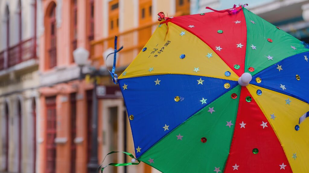 guarda chuva comumente usado em festas de frevo.