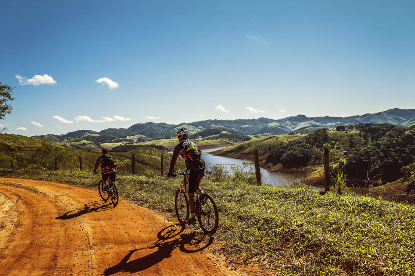 ciclistas fazendo trilha de bike 